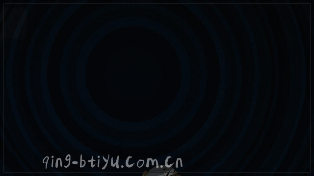员工围坐白板前，手指箭头指向流程图，讨论下一步行动。